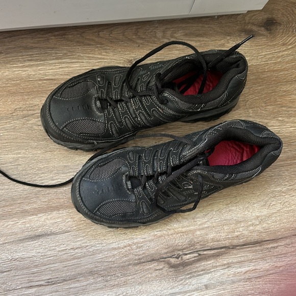 Skechers steal toes non slip black shoes with comfort layer - Picture 2 of 3